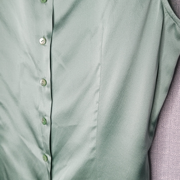 Sleeveless Button Back Blouse - Picture 4 of 10